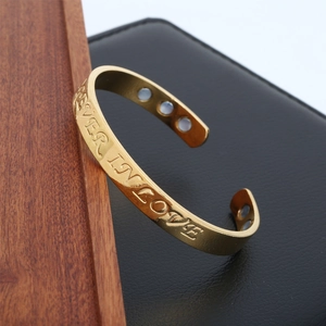 Bracciale aperto placcato oro regolabile con pietre magnetiche e scritte incise