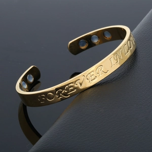 Bracciale magnetico placcato oro in acciaio con incisione Forever In Love e calamite