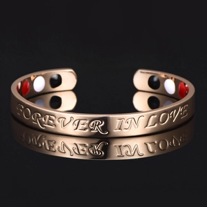 Dettaglio del bracciale magnetico in oro rosa inciso Forever in Love con pietre