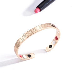 Dettaglio del bracciale per magnetoterapia in oro rosa con incisione Forever In Love