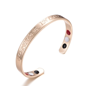 Dettaglio del bracciale magnetico oro rosa con incisione Forever In Love inciso