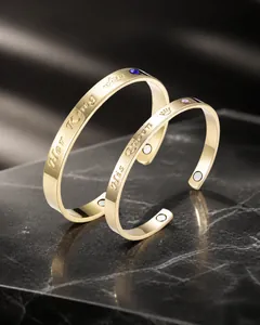 Dettaglio di bracciali per coppie a forma di C placcati in oro con chiusura magnetica