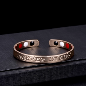 Bracciale magnetico oro rosa con incisione Forever In Love su una scatola regalo nera