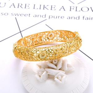 Ajour-Armreif mit 24K Goldbeschichtung, geometrischem Blumenmuster und Seitenverschluss