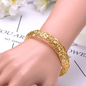 Eleganter 24K goldener Hohlarmreif mit floralen Filigranmustern und ethnischem Design