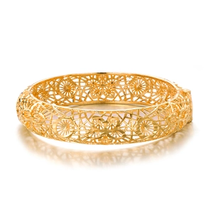 Exquisite 24K vergoldete hohle Blumenarmspange mit aufwendigen Vintage-Schnitzmustern