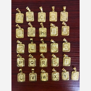 Set van 26 rechthoekige 18K vergulde letterhangers met een zonnestraal textuur