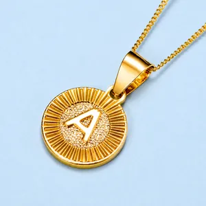 Détail du pendentif plaqué or 18K avec lettre A en relief et finition texturée dorée