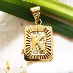 18K vergulde rechthoekige hanger met 3D-letter K en een zonnestraalstructuur