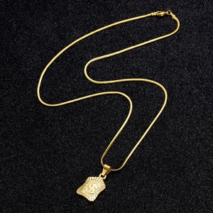 Collier plaqué or 18 carats avec pendentif rectangulaire siglé dollar sur fond noir