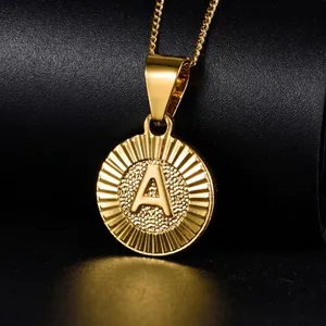 Collier avec pendentif rond plaqué or 18 carats et lettre A sur fond en cuir noir élégant