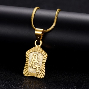Collier pendentif bouclier plaqué or 18 carats avec lettres AGE et chaîne serpent