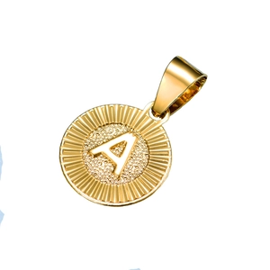 Collier avec pendentif disque rond plaqué or 18 carats et motif lettre A gravé