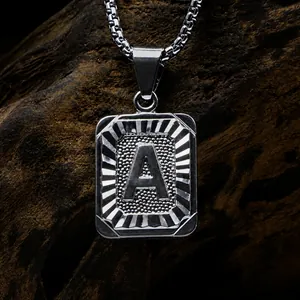 Silberner quadratischer Anhänger mit Buchstabe A und strahlenden Gravurmustern