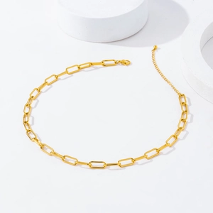 Detail of 18K gold-plated paperclip chain necklace with lobster clasp and extender