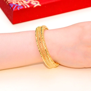 Exquisite 24K vergoldeter Armreif mit hohlem Gitter und traditioneller roter Box
