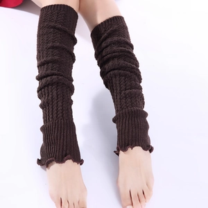 Calentadores de punto para mujer en marrón oscuro con trenzado y bordes con volantes