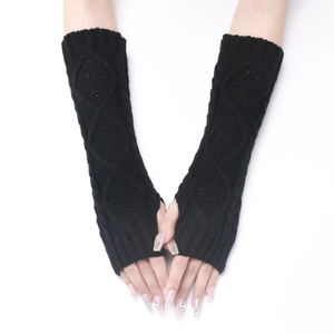 Detaillierte Textur der schwarzen Zopfstrick-Armstulpen mit Daumenloch-Design