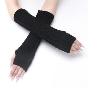 Detailansicht der schwarzen Zopfstrick-Armstulpen aus weichem Strickmaterial