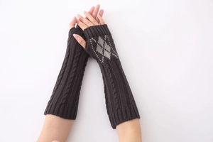 Detail van kabelgebreid en ruitpatroon op lange vingerloze winterhandschoenen