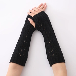 Détail de mitaines en tricot noir avec motif ajouré en V pour un style d'hiver