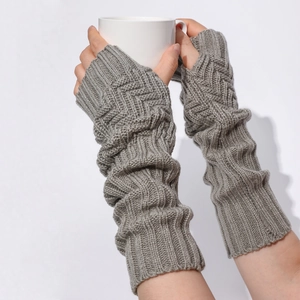 Detaillierte Textur grauer Strick-Armstulpen mit fingerlosem Design am weißen Becher