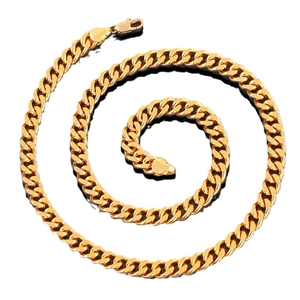 Collana a catena cubana placcata in oro 18 carati con chiusura a moschettone su bianco