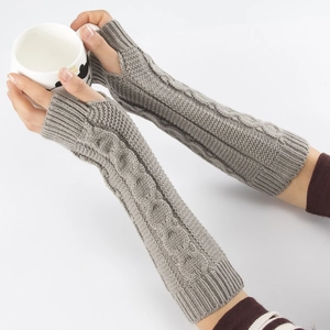 Détails de maille torsadée sur mitaines grises longues avec trou pour le pouce pour l'hiver