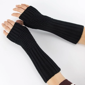 Details von schwarzen gestrickten armstulpen mit diagonalen streifen und geometrie
