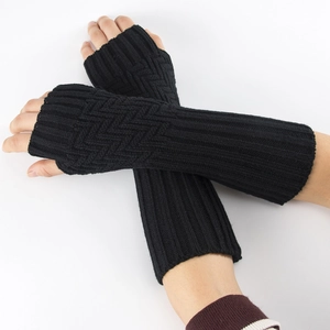 Nahaufnahme schwarzer Strick-Stulpen mit geometrischem Jacquard-Muster und Rippstrick-Details