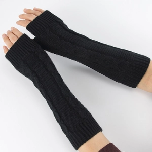 Détail de mitaines noires en tricot torsadé avec texture et poignets côtelés d'hiver