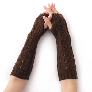 Détail de tricot torsadé sur mitaines marron foncé avec texture évidée élégante