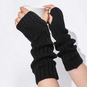 Detailansicht der schwarzen Zopfstrick-Armstulpen mit diagonalen Streifen für Wärme