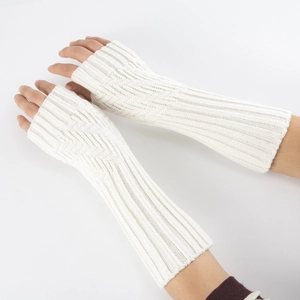 Nahaufnahme cremeweißer Strickstulpen mit feiner Rippenstruktur für Damen und Herren