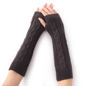 Détail du motif torsadé sur de longs gants sans doigts avec une texture laineuse