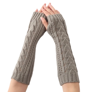 Mitaines longues en maille avec triangles ajourés et motifs torsadés en taupe foncé