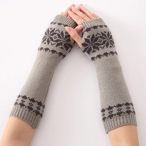 Scaldabraccia in maglia grigio chiaro con motivo jacquard a fiocchi di neve invernali