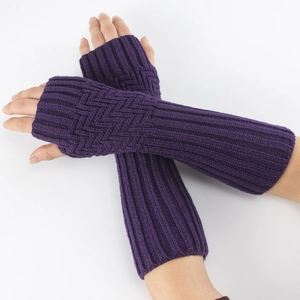 Detail von langen dunkelvioletten fingerlosen Handschuhen mit Streifen und Wellenmuster