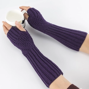 Detail der dunkelvioletten Strickstulpen ohne Finger beim Halten einer weißen Kaffeetasse