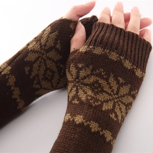 Guanti senza dita in maglia marrone scuro con elegante motivo a fiocchi di neve