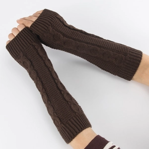 Gros plan sur des mitaines marron foncé en tricot torsadé avec texture détaillée
