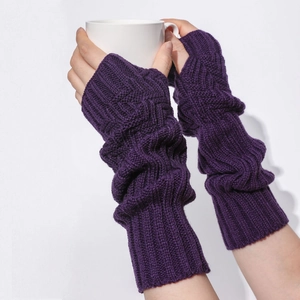 Nahaufnahme dunkelvioletter Strickstulpen mit Zopfmuster beim Halten einer Tasse
