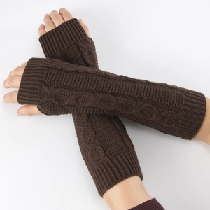 Détails de mitaines marron foncé en tricot torsadé avec trou pour le pouce et poignets