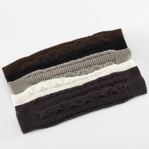 Détails de la maille torsadée sur des mitaines tricotées de différentes couleurs