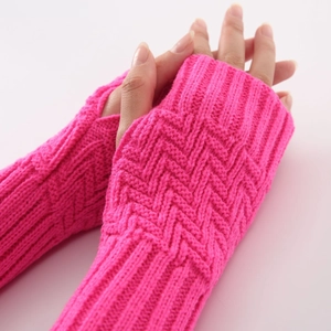 Detailansicht der neonpinken Zickzack-Strickstruktur und Rippbündchen an Armstulpen