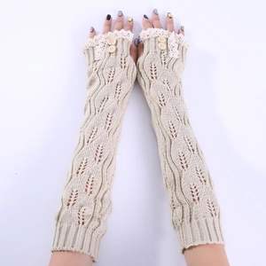 Mitaines longues tricotées d'hiver avec dentelle et boutons en bois couleur crème
