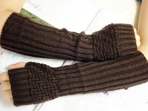 Detail von dunkelbraunen fingerlosen Strickhandschuhen mit Zopfmuster und Rippbündchen
