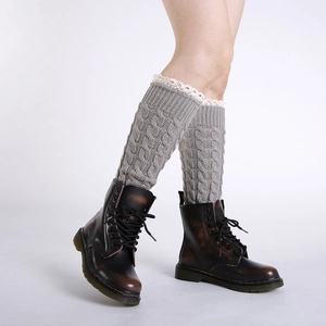 Jambières grises en maille torsadée avec dentelle blanche et bottines en cuir marron