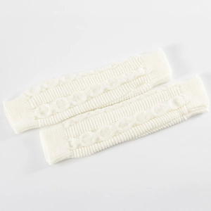 Détail du tricot torsadé sur mitaines crème avec finitions en bords-côtes