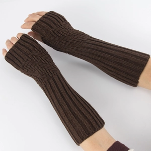 Detail von dunkelbraunen Strickstulpen mit diagonalem Rippenmuster und weicher Textur